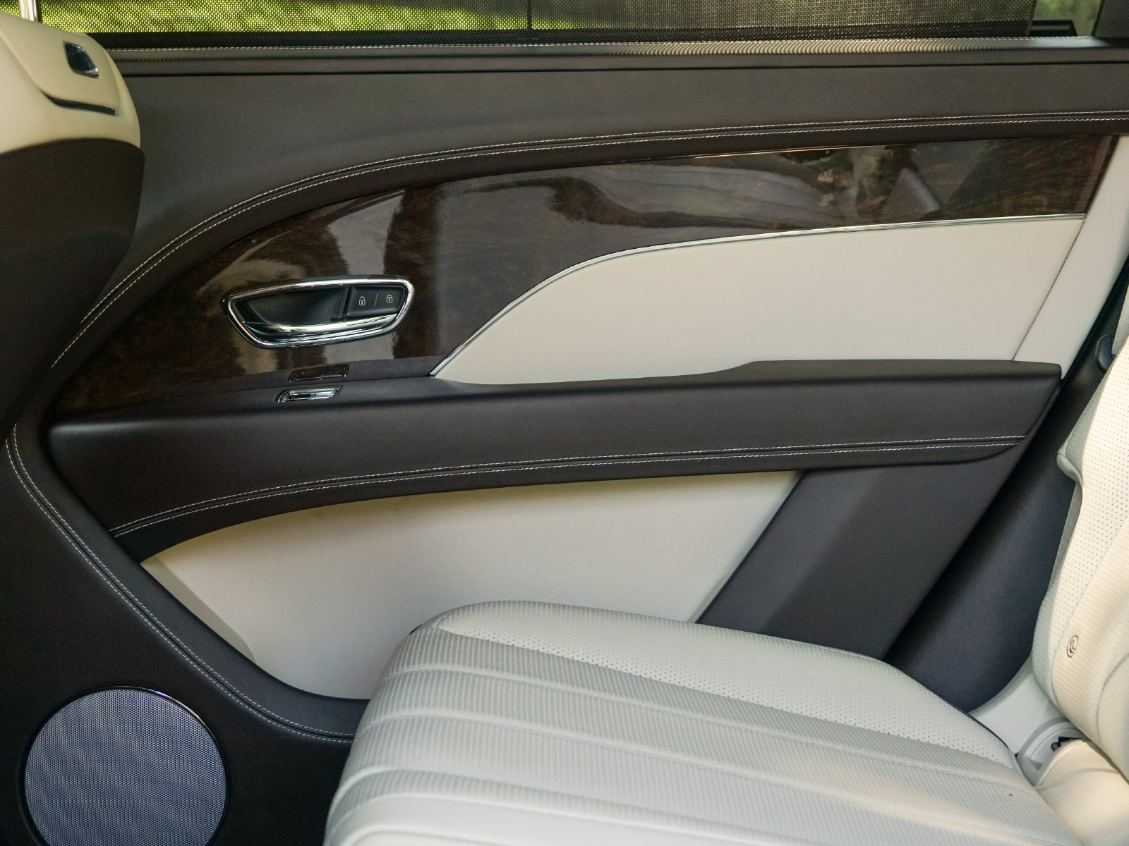 Certified 2023 Bentley Bentayga Extended Wheelbase AWD/4WD image 21
