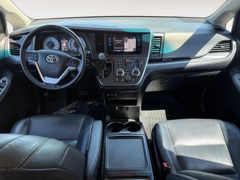 Used 2017 Toyota Sienna SE w/ SE Preferred Package FWD image 10