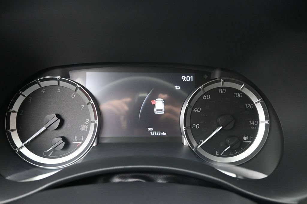 Used 2025 Toyota Highlander XLE FWD image 10