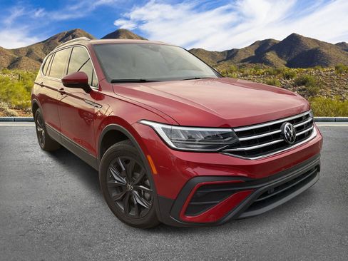 Used 2024 Volkswagen Tiguan SE image 3