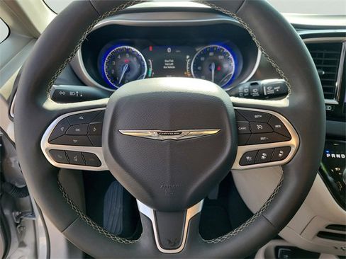 Used 2024 Chrysler Pacifica Touring-L image 17