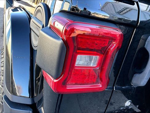 Used 2019 Jeep Wrangler Unlimited Sahara image 26