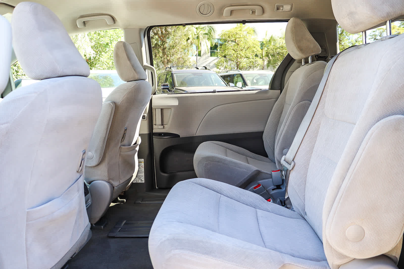 Used 2018 Toyota Sienna LE w/ Carpet Mat Package FWD image 19