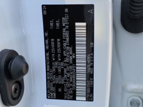 Used 2024 Toyota Highlander XLE FWD image 38