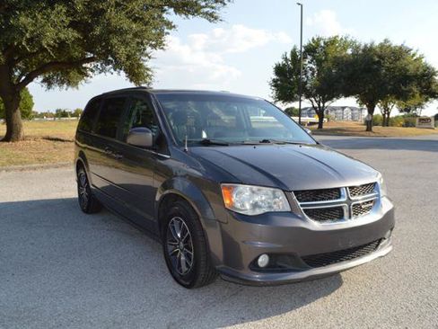 Used 2017 Dodge Grand Caravan SXT w/ Driver Convenience Group FWD image 2