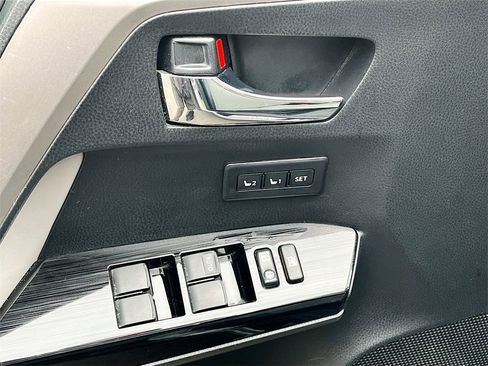 Used 2018 Toyota RAV4 Limited image 18