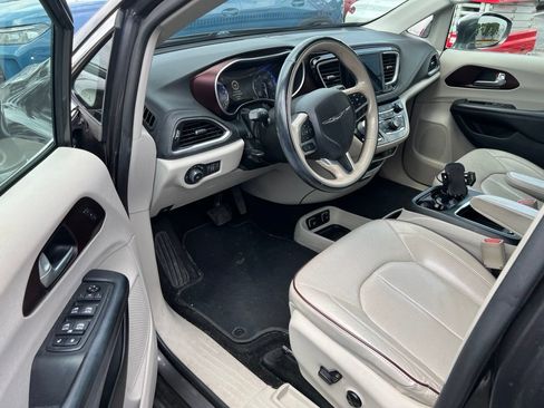 Used 2018 Chrysler Pacifica Limited w/ Tire & Wheel Group FWD image 13