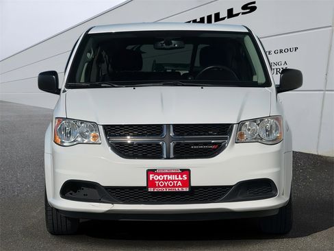 Used 2018 Dodge Grand Caravan SE w/ UConnect Hands-Free Group image 2
