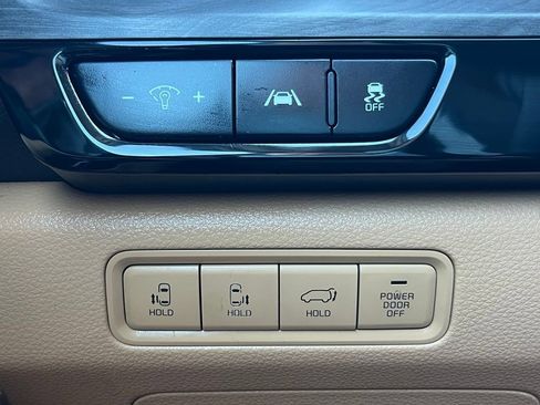 Used 2024 Kia Carnival EX FWD image 10