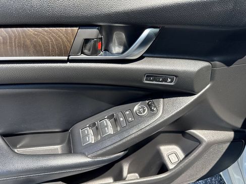 Used 2018 Honda Accord Touring image 16