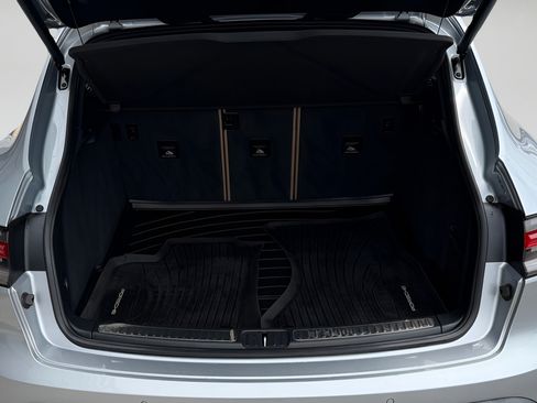 Used 2022 Porsche Macan AWD/4WD image 23