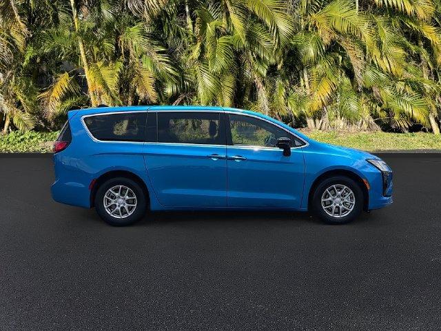 New 2027 Chrysler Pacifica Select FWD image 3