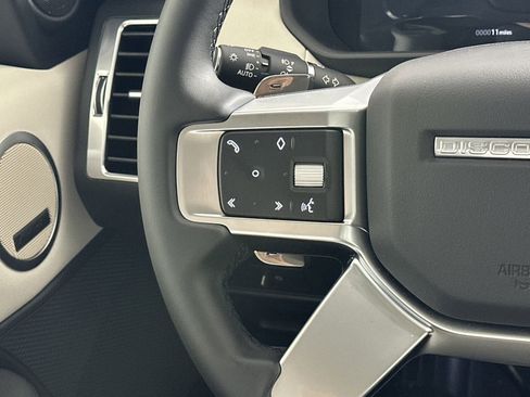 Used 2025 Land Rover Discovery S image 14