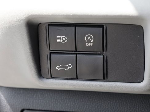 Used 2023 Toyota Highlander LE FWD image 30