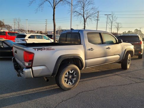 Used 2017 Toyota Tacoma TRD Off-Road image 3