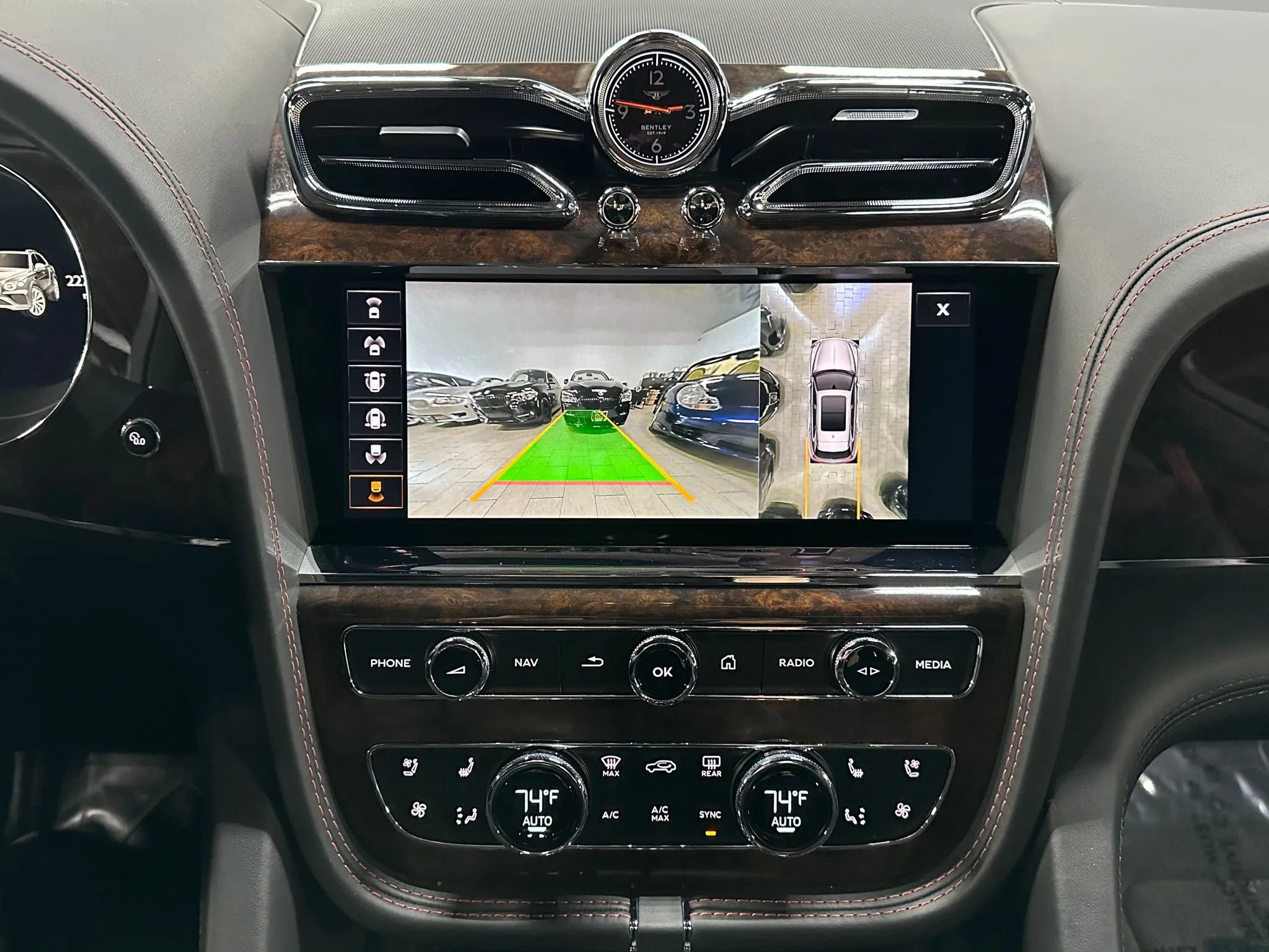 Used 2021 Bentley Bentayga AWD/4WD image 18