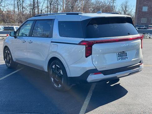 Used 2025 Kia Carnival EX image 8