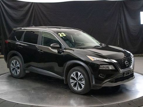 Used 2023 Nissan Rogue SV image 2