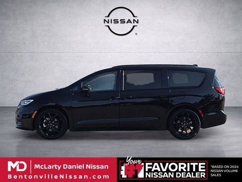 Used 2025 Chrysler Pacifica Limited FWD image 3