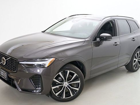 Certified 2025 Volvo XC60 B5 Plus AWD/4WD image 3