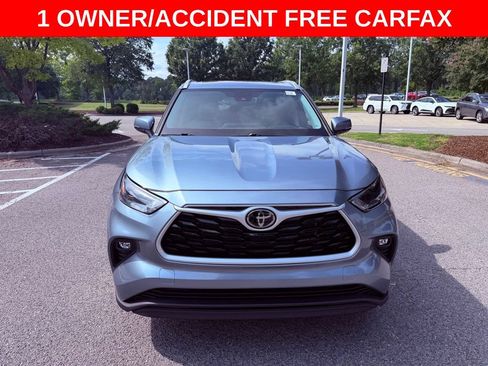 Used 2024 Toyota Highlander XLE FWD image 2
