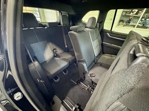 Used 2025 GMC Acadia Elevation image 12