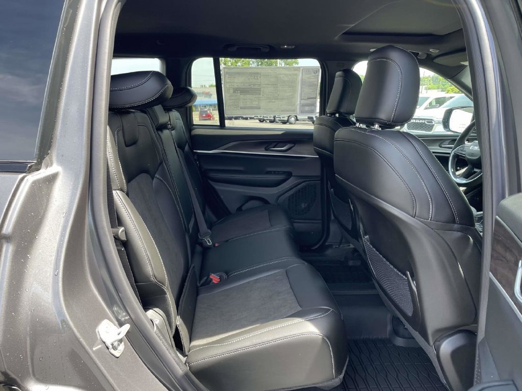 New 2026 Jeep Grand Cherokee Altitude AWD/4WD image 17