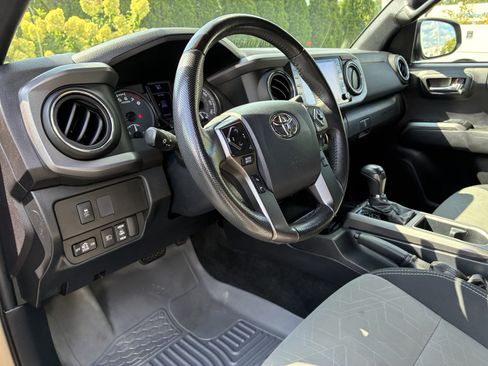 Used 2020 Toyota Tacoma TRD Off-Road AWD/4WD image 19