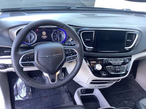 Used 2024 Chrysler Pacifica Touring-L FWD image 10