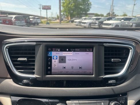 Used 2022 Chrysler Voyager LX FWD image 21