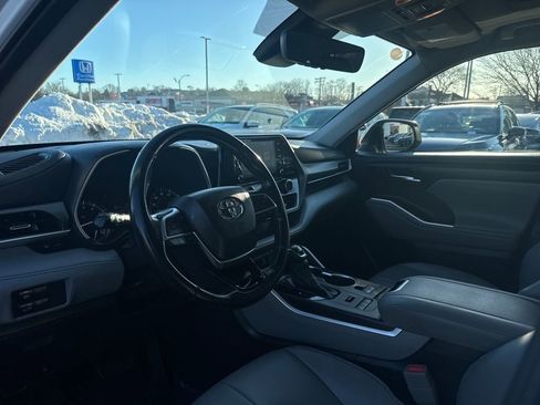 Used 2021 Toyota Highlander XLE image 16