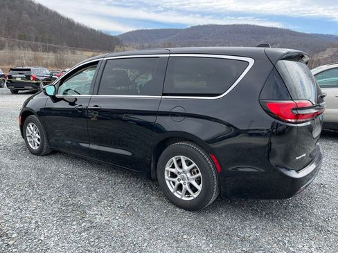 Used 2024 Chrysler Pacifica Touring-L image 3