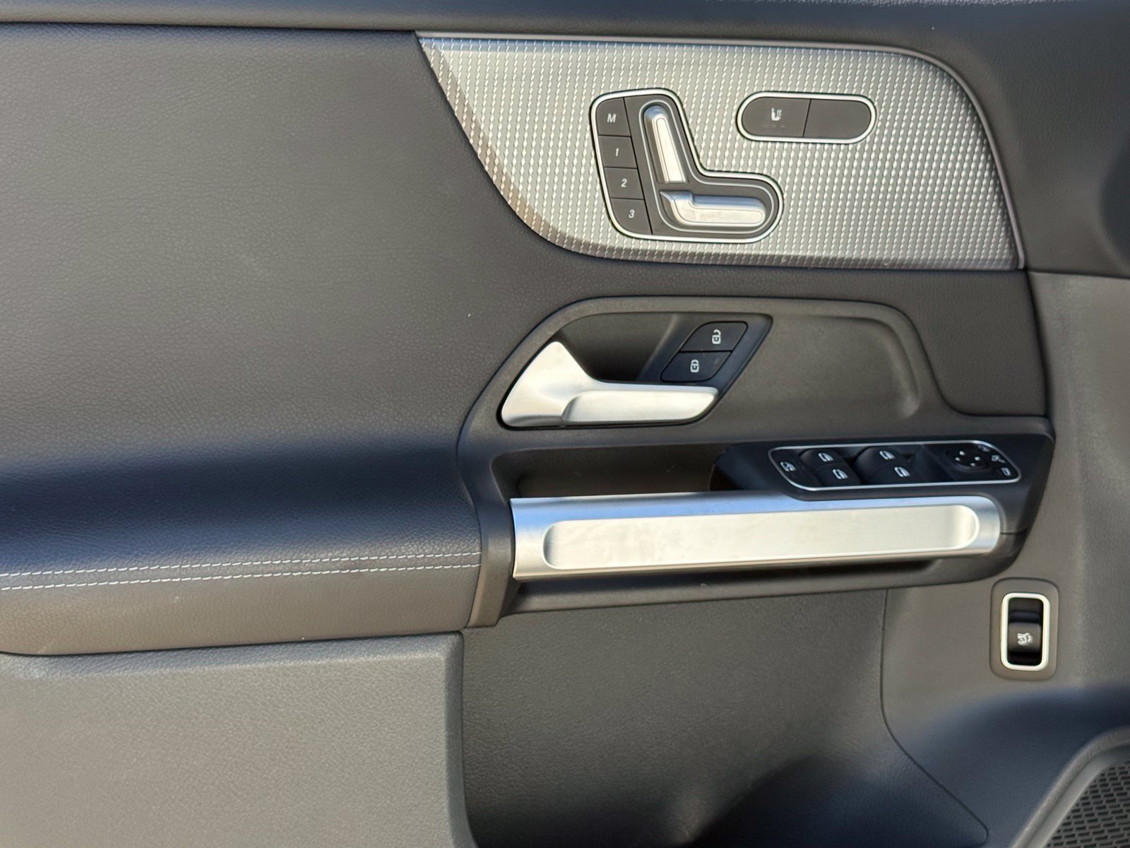 Used 2023 Mercedes-Benz GLB 250 image 19