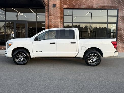 Used 2022 Nissan Titan SV image 3