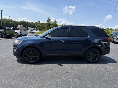 Used 2017 Ford Explorer XLT w/ Equipment Group 202A FWD image 8