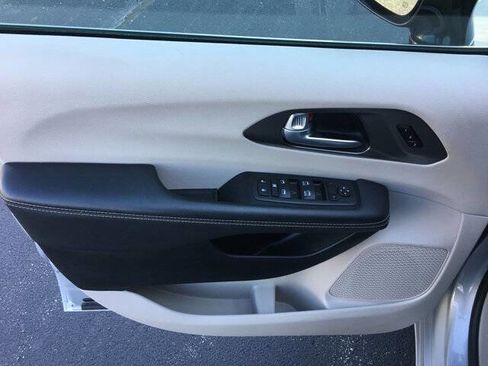 Used 2024 Chrysler Pacifica Touring-L FWD image 13