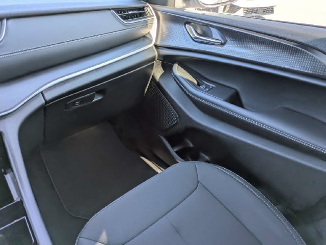 Used 2025 Jeep Grand Cherokee Laredo RWD image 20