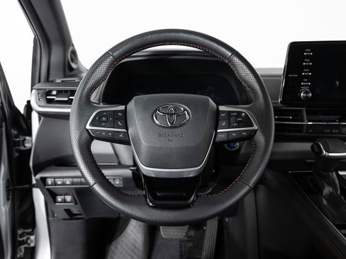 Used 2022 Toyota Sienna XSE image 33