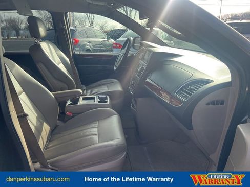 Used 2016 Chrysler Town & Country Touring image 39
