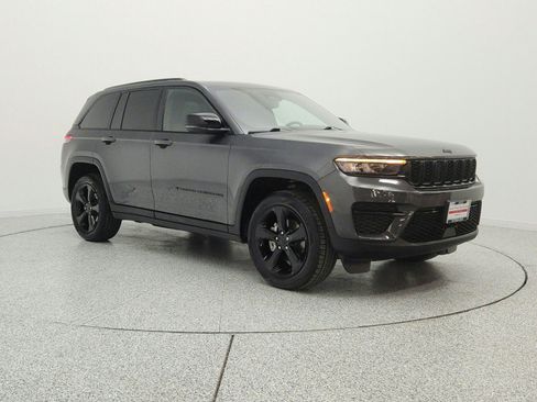 Used 2023 Jeep Grand Cherokee Altitude AWD/4WD image 3