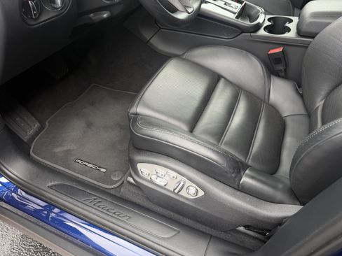 Used 2025 Porsche Macan AWD/4WD image 12