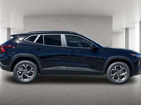 New 2026 Chevrolet Trax LT w/ LT Convenience Package FWD image 3