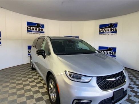 Used 2024 Chrysler Pacifica Limited image 4