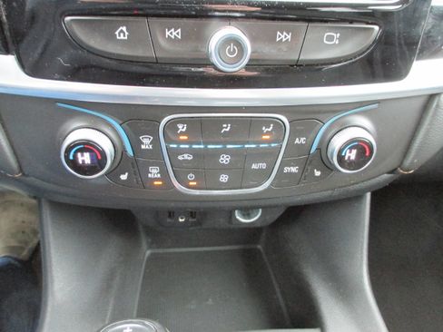 Used 2018 Chevrolet Traverse LT image 19