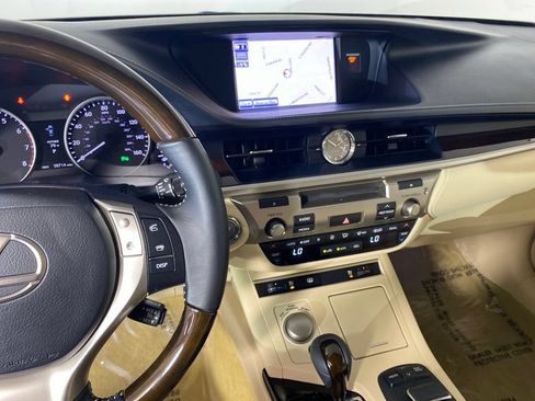 Used 2014 Lexus ES 350 w/ Luxury Package FWD image 16