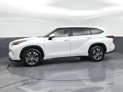 Used 2023 Toyota Highlander XLE FWD image 5