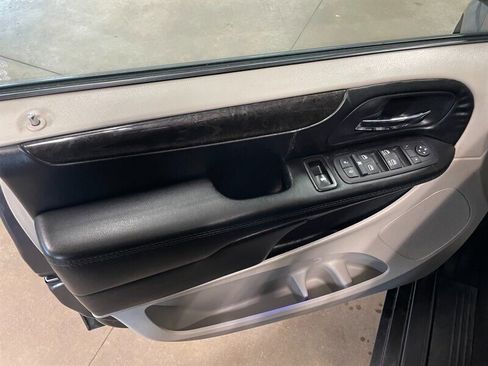 Used 2016 Dodge Grand Caravan SXT image 22