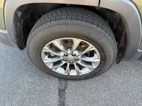Used 2019 Jeep Cherokee Latitude Plus w/ Cold Weather Group AWD/4WD image 9