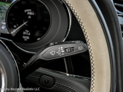 Used 2023 Bentley Bentayga Plug-In Hybrid image 43