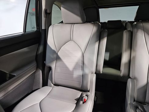 Used 2021 Toyota Highlander XLE image 12